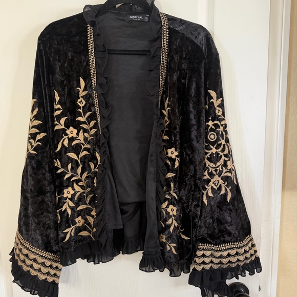 Nasty Gal Jackets & Blazers - NWOT Nasty Gal Blk Velvet Gold Embroidered Open Front Boho Jacket. Size 4
